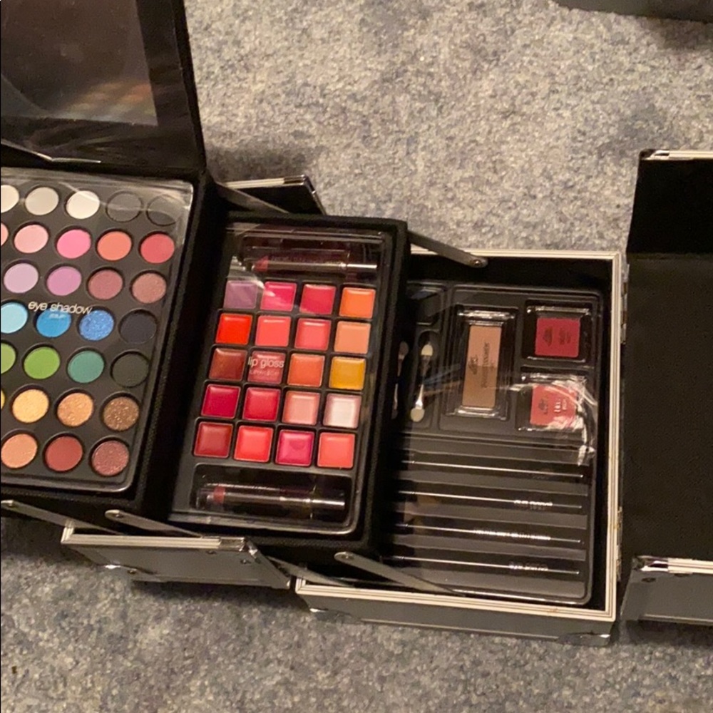 Color Institute Explosion Makeup cosmetics Train Case bundle gloss, shadow, etc - Picture 7 of 9